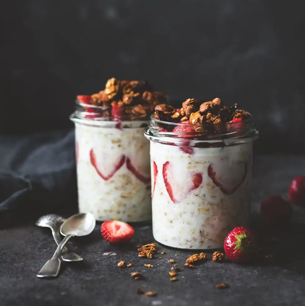 breakfast in jar oatmeal, granola, fruits