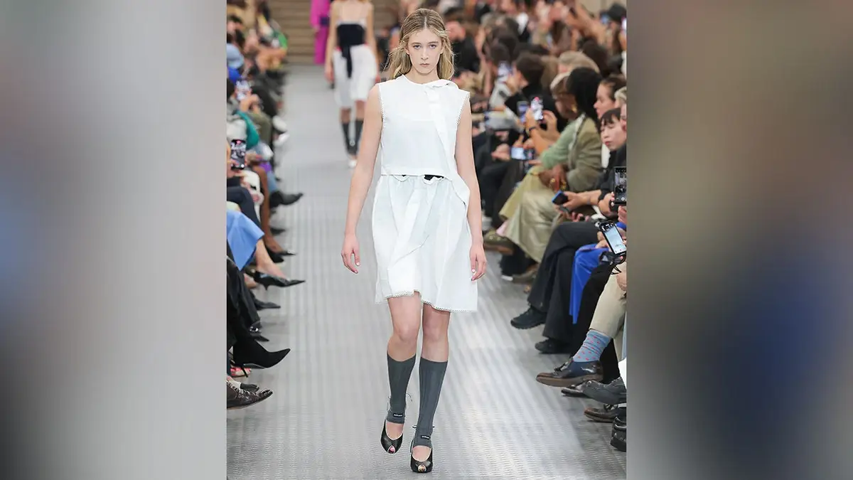 Sunday wore a white dress on the runway when walking for Miu Miu.