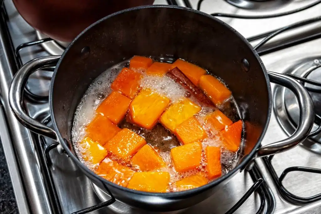 cooking pumpkin in water with cinnamon and spices