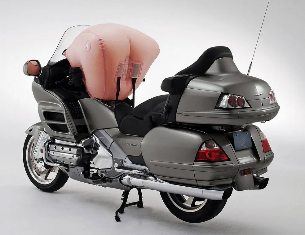 Airbag da Gold Wing é ancorado para maior proteção do motociclista — Foto: Divulgação | Honda