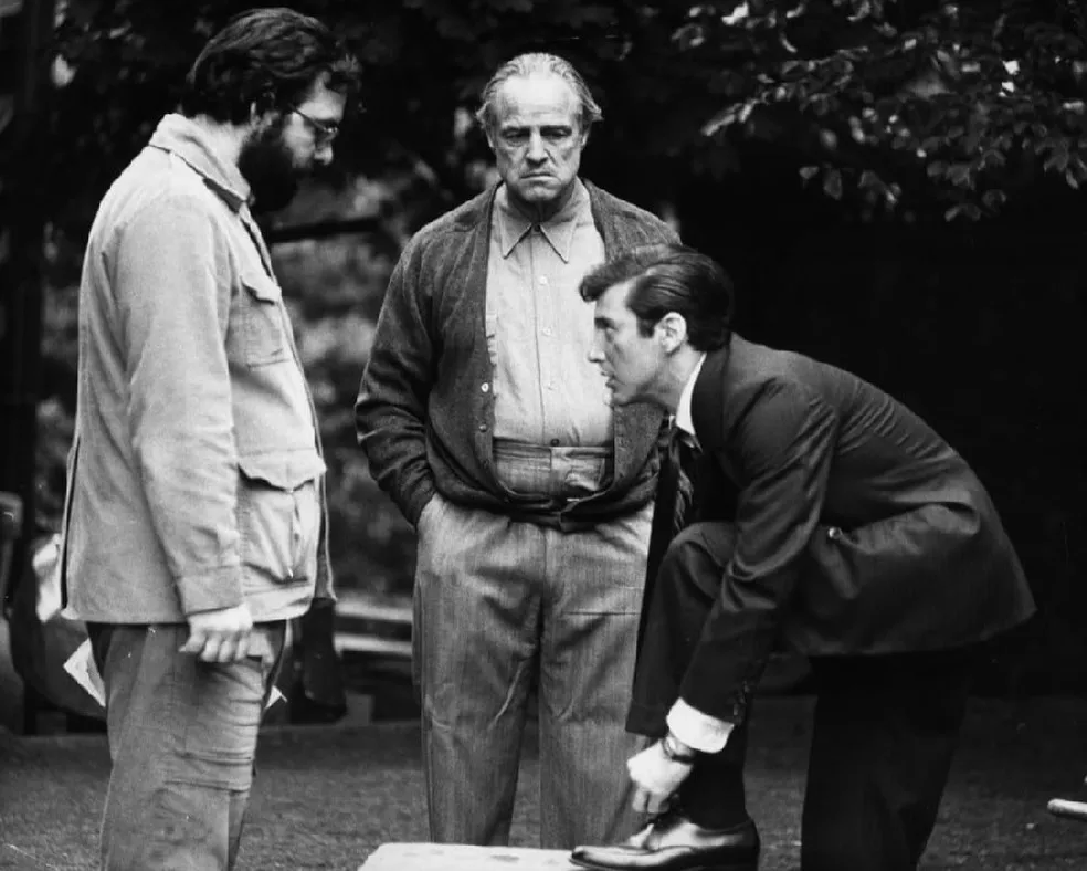 No set de 'O poderoso chefão': Francis Ford Coppola, Marlon Brando e Al Pacino — Foto: Divulgação/Paramount