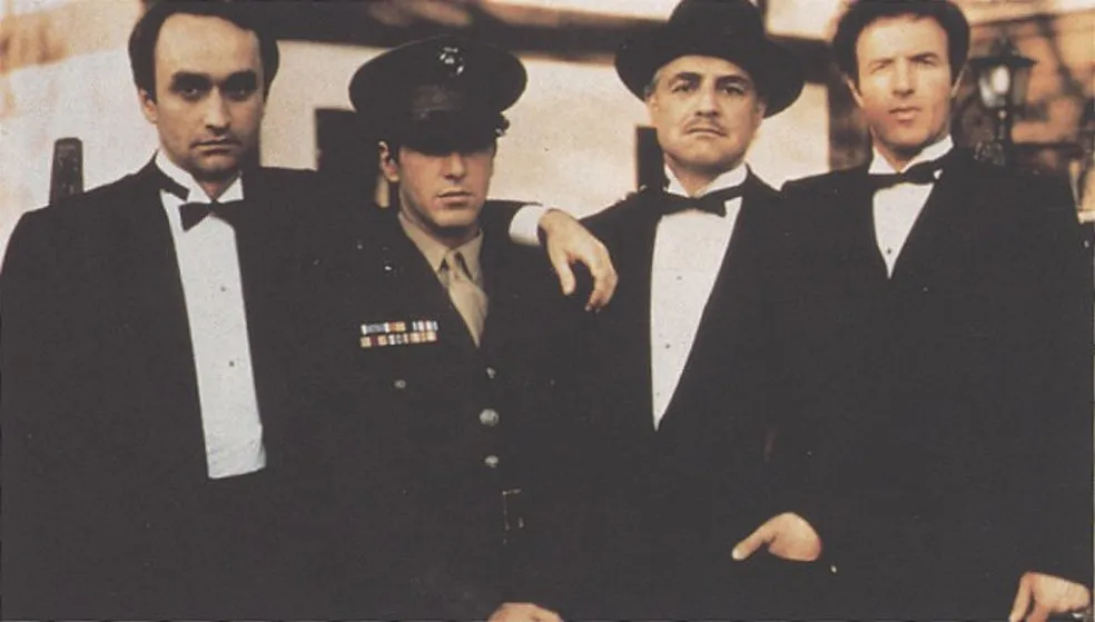 Don Corleone (Marlon Brando) com os três filhos: Fredo (John Cazale), Michael (Al Pacino) e Sony (James Caan) — Foto: Reprodução