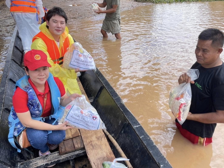 “ซีพี ลาว” เคียงข้างชุมชน ส่งอาหารจากใจ สู้ภัยน้ำท่วม