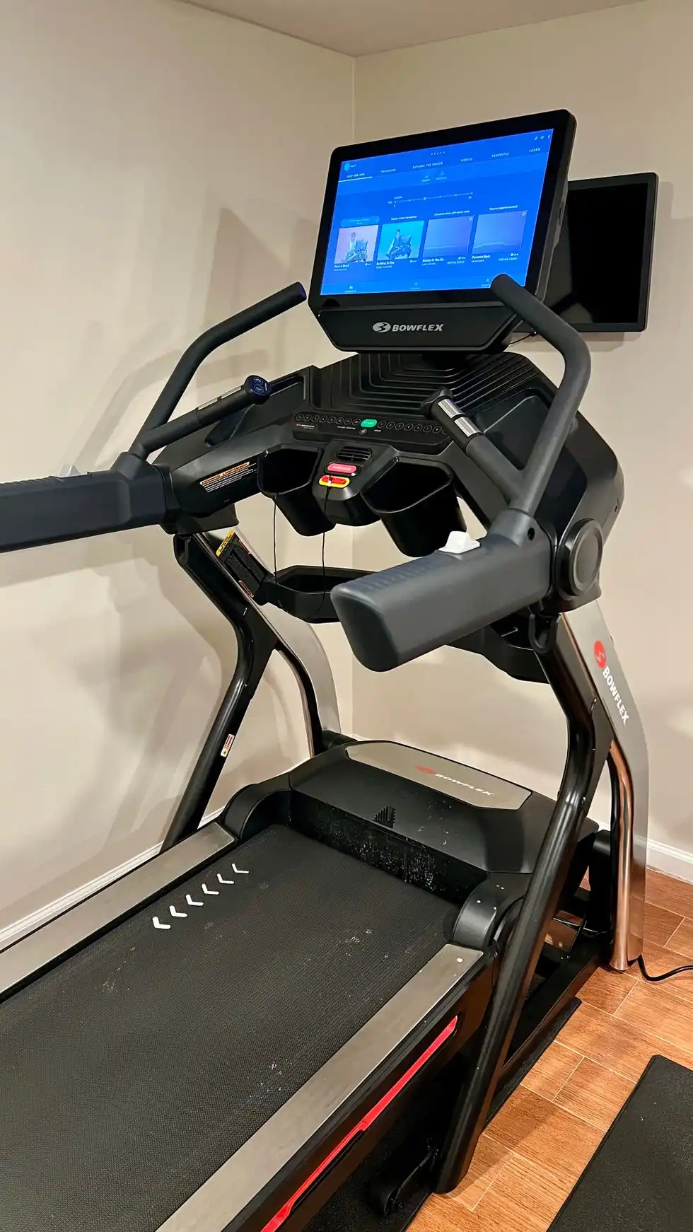 sassos testing the bowflex treadmill 22 in her home