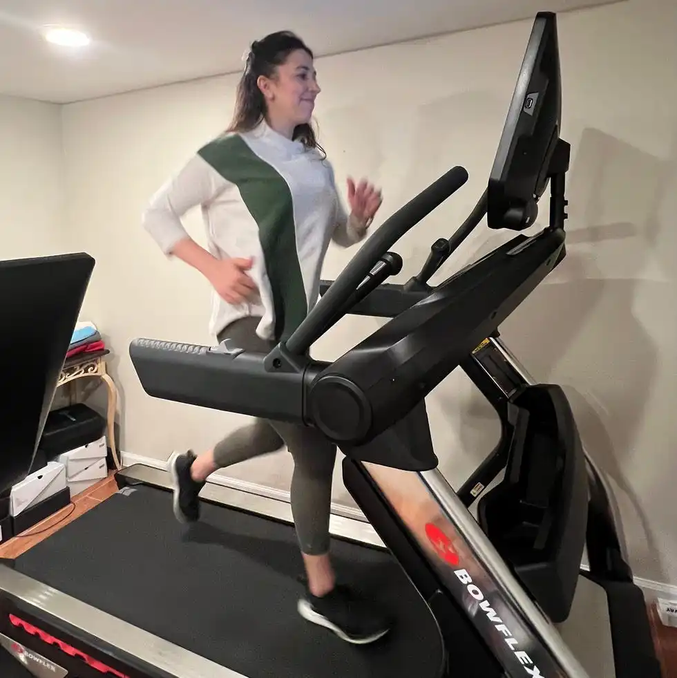 sassos jogging on the bowflex treadmill 22