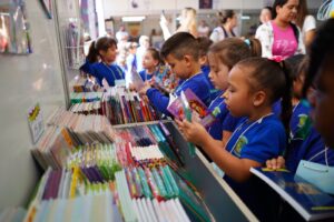 Feira do Livro destaca vale-livro e oferece programação diversificada nesta segunda-feira