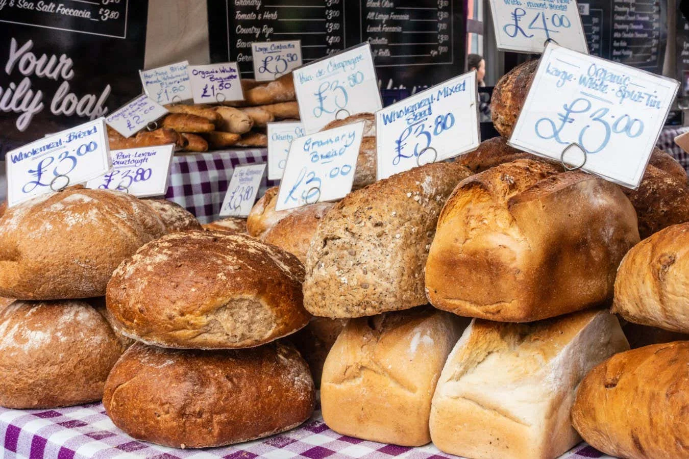 PRD023 Freshly baked bread on sale at a farmers' market.