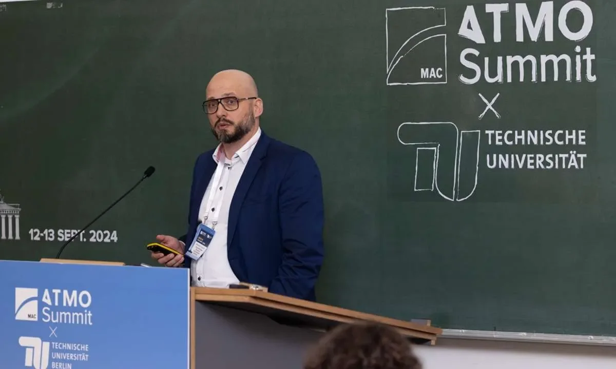 Sebastian Wappler, thyssenkrupp Dynamic Components, presenting the company's CO2 compressor at the ATMO MAC Summit 2024 × TU Berlin