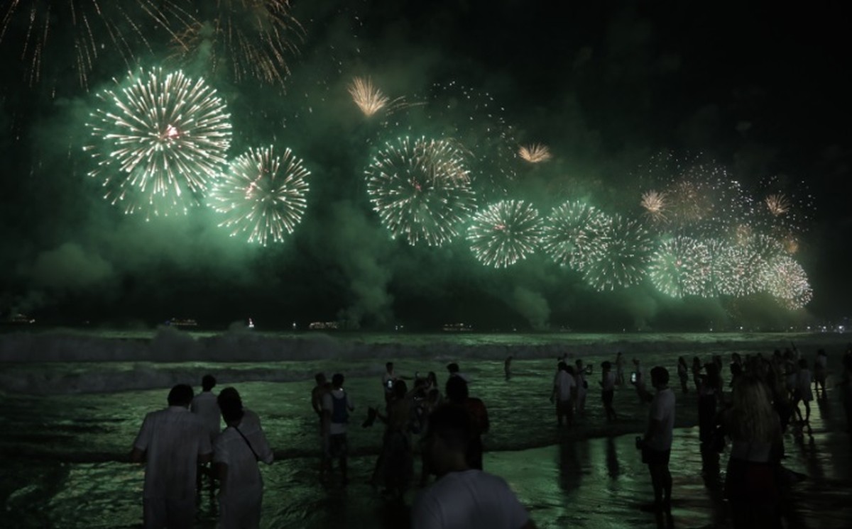 Cascata colorida e tecnologia do Japão: saiba como será queima de fogos do réveillon no Rio