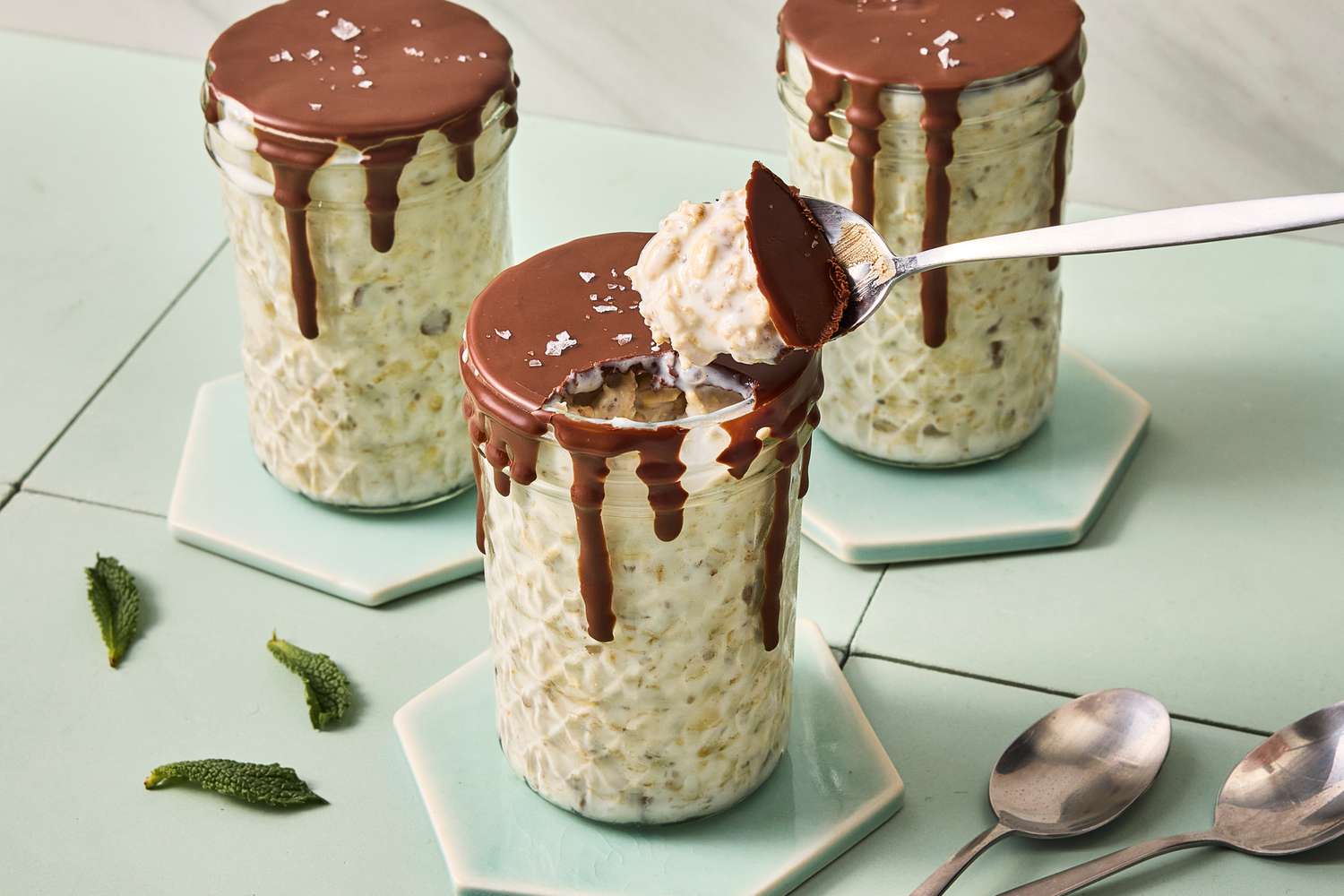 These Overnight Oats Taste Just Like a York Peppermint Pattie