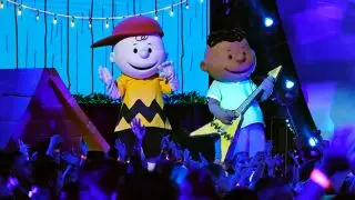 Charlie Brown and Franklin onstage while Franklin plays the guitar