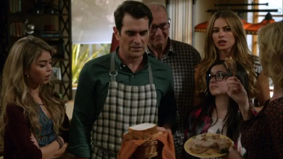 Sofía Vergara, Julie Bowen, Ty Burrell, Sarah Hyland, Ed O'Neill, and Ariel Winter in Three Turkeys (2014).