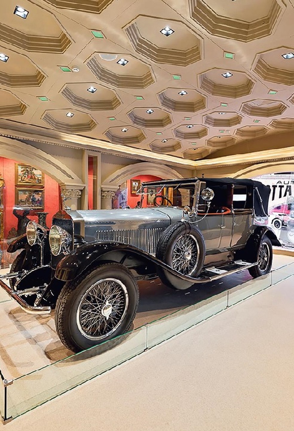 Em meio a uma floresta, museu exibe carros relacionados a fatos da vida social, política e cultural do Brasil desde o fim do século XIX