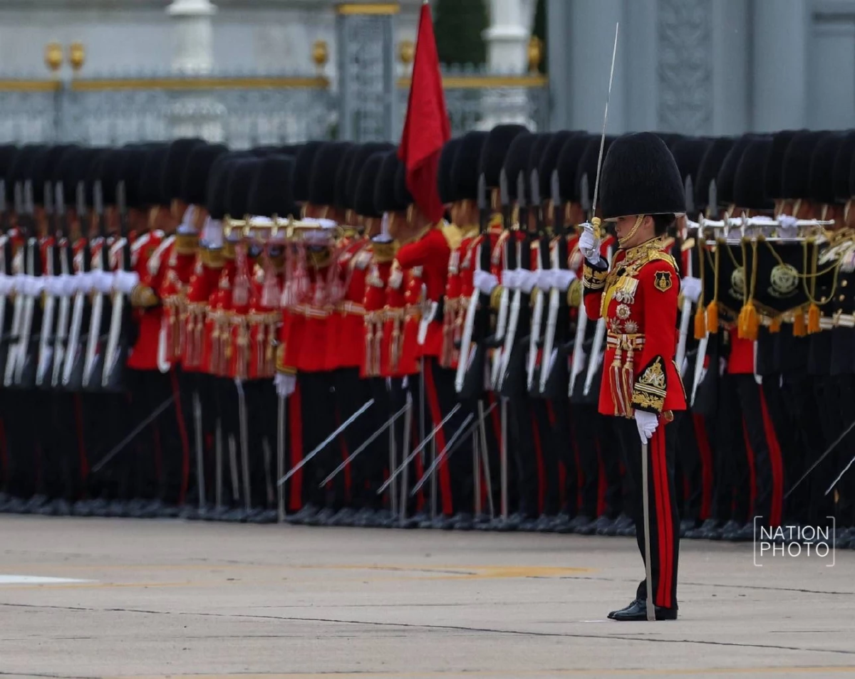 พระราชินีนำเหล่าทัพซ้อมใหญ่สวนสนามและถวายสัตย์ ณ วังดุสิต