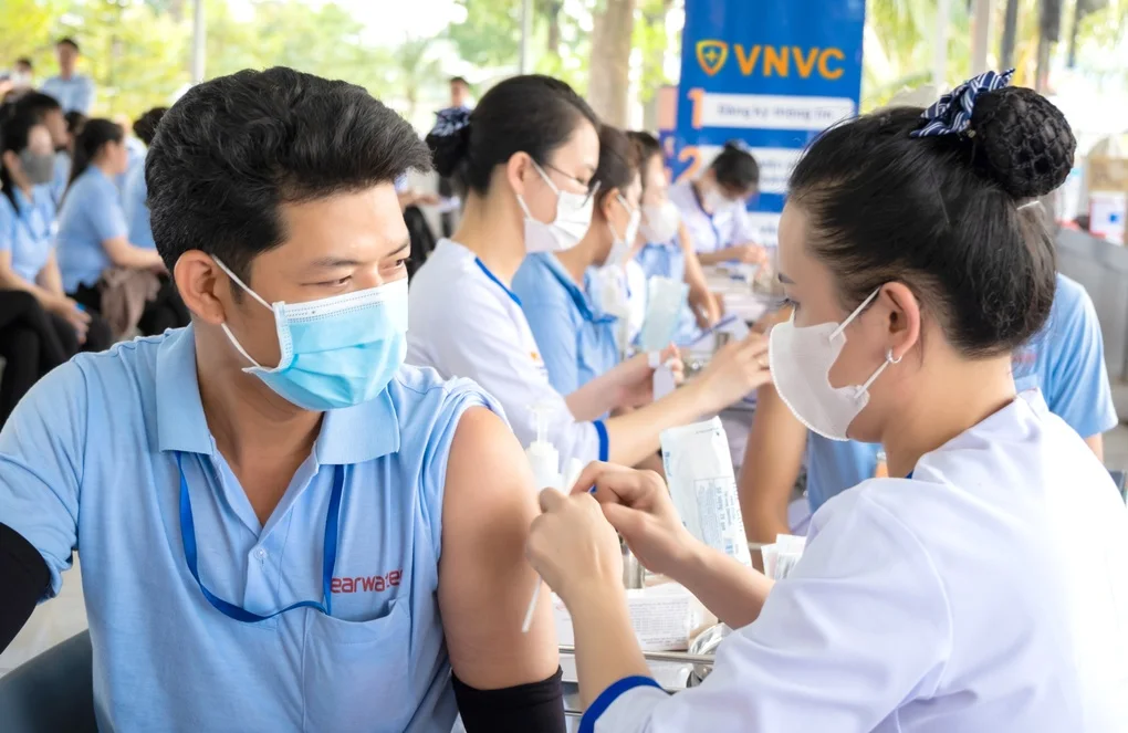 Nhiều doanh nghiệp tăng cường tiêm vaccine sốt xuất huyết cho người lao động dịp cuối năm - 3