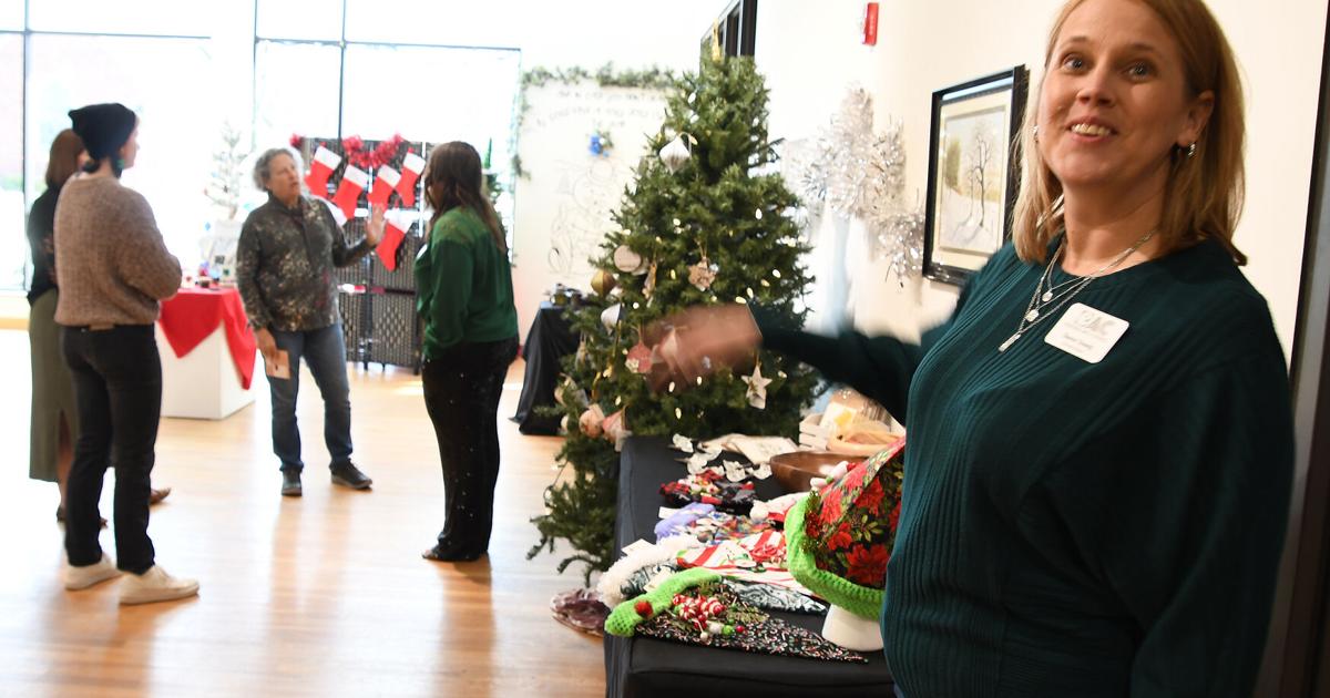 EAC Rings in the Season with Holiday Art Gifts Event