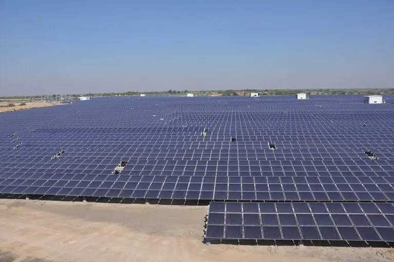 A solar power plant in Gujarat. PV power generation depends on the installed PV capacity and the site's PV potential. Image by Citizenmj via Wikimedia Commons (CC-BY-SA-3.0).