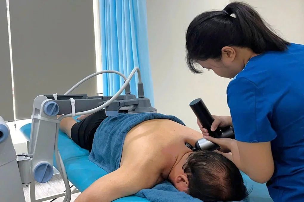 Nữ ca sĩ qua đời sau khi đi massage cổ: Bác sĩ cảnh báo những hiểm họa - 2