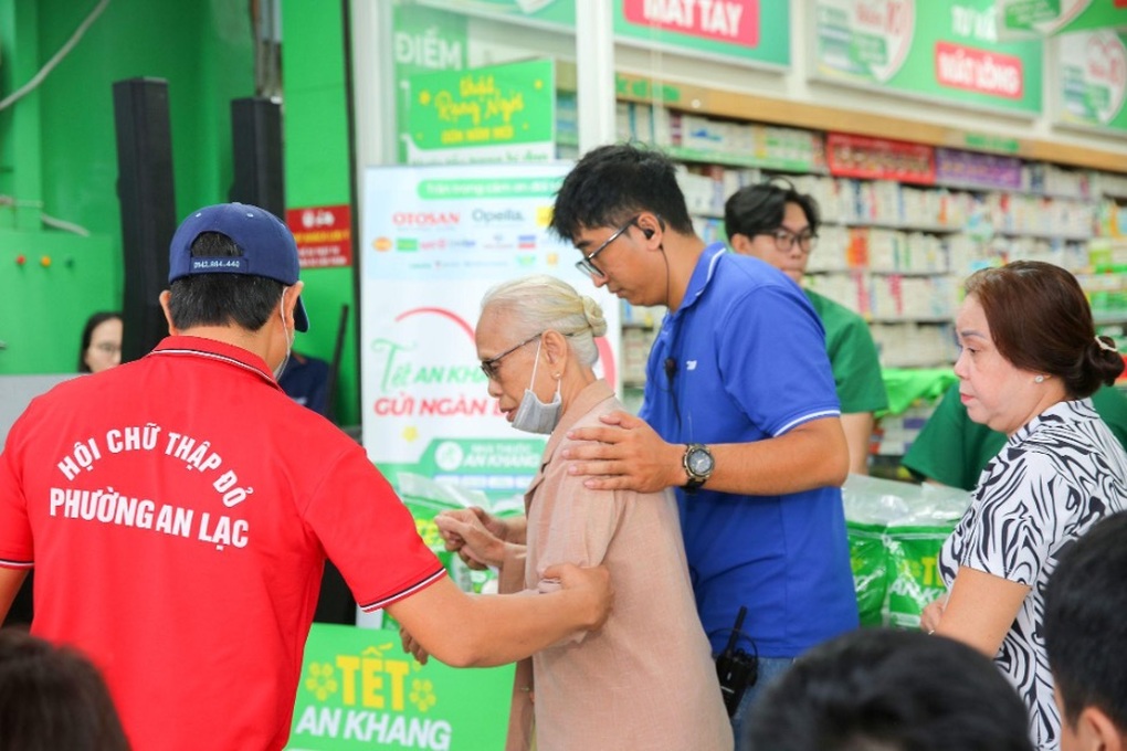 Hàng nghìn người dân khó khăn được tư vấn sức khỏe, nhận quà dịp cuối năm