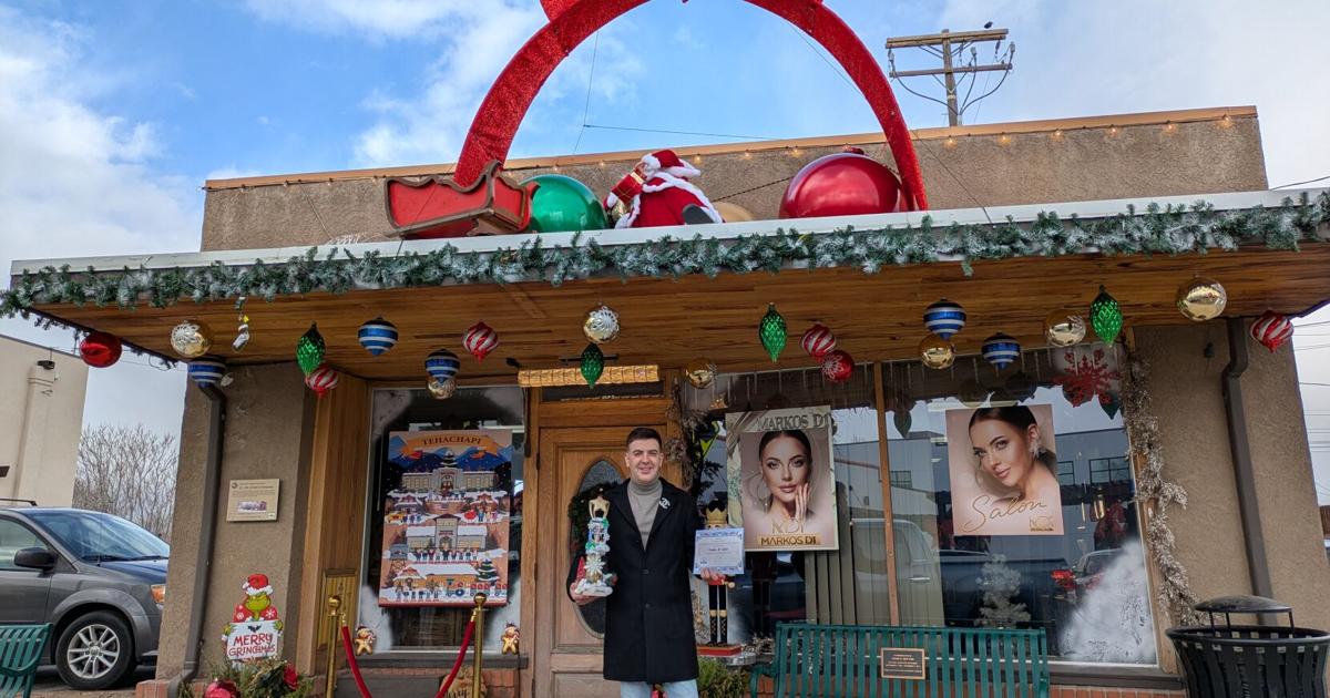 Markos D1 Salon wins 2024 Tehachapi Window Decorating Contest