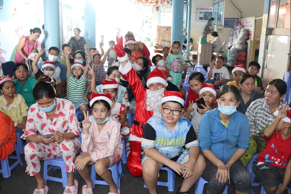 “Con ước một chiếc xe lăn vào Noel này, để mẹ đỡ vất vả”