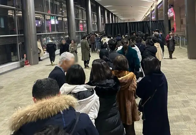 Audience members for the opera 'Again 2024 Turandot' wait in a long line to exchange tickets after their reserved seats were removed. Many remained without accurate seat tickets well past the scheduled start time, Sunday. Korea Times photo by Kim So-yeon 