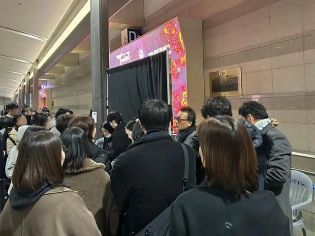 Audience members without tickets for the opera 'Again 2024 Turandot' protest to Park Hyun-joon, chief artistic director of the opera. Korea Times photo by Kim So-yeon