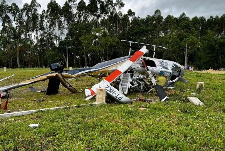 Com cinco pessoas, helicóptero cai no litoral norte de Santa Catarina; todos sobreviveram