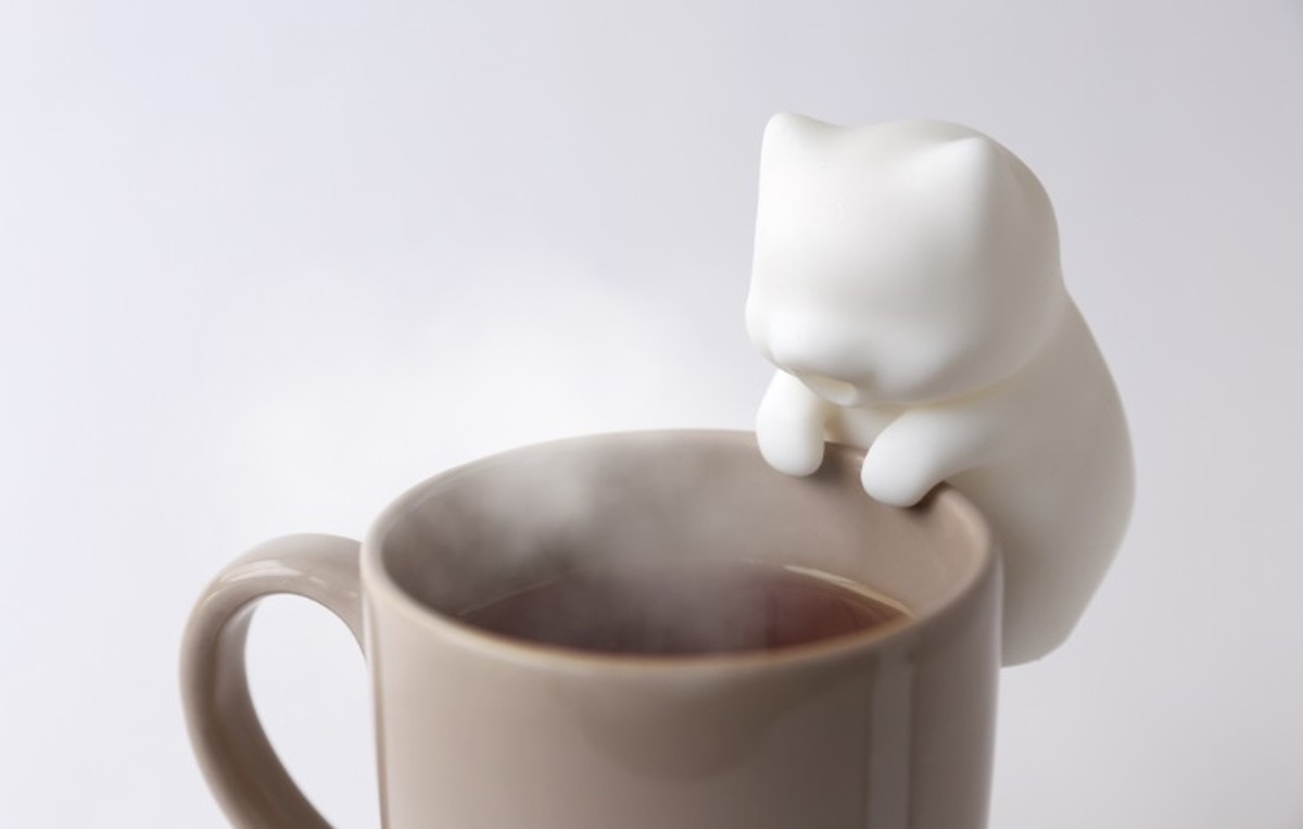 Este pequeno gato-robô vai soprar seu café para esfriá-lo