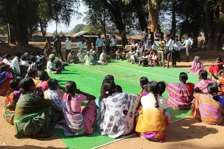 A gram sabha meeting in Maharashtra. Since the 1980s, India has introduced several policy decisions aimed at decentralisation and empowering local communities. Image by Mendhalekha via Wikimedia Commons (CC-BY-SA-4.0)