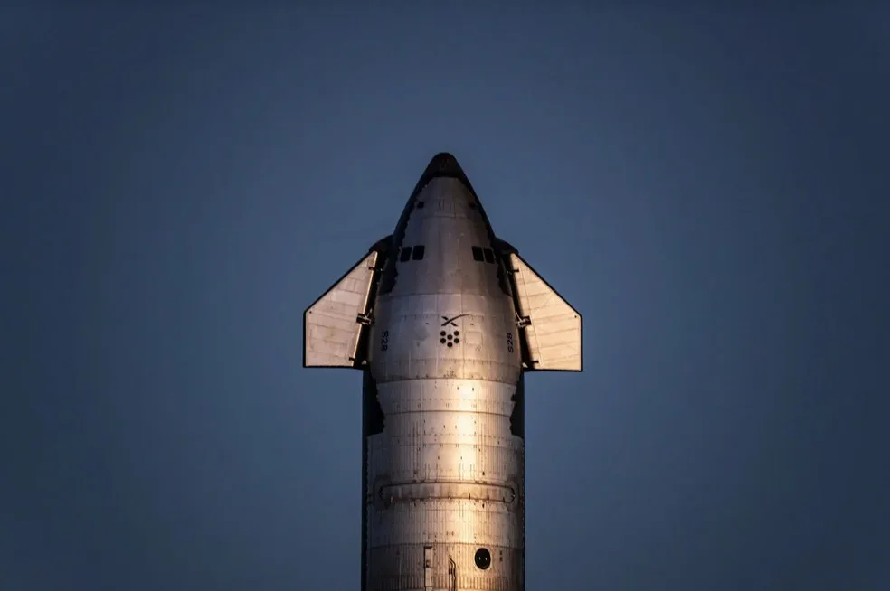 Starship, o estágio superior do novo foguete da SpaceX, em sua plataforma de lançamento em Boca Chica, Texas. A Administração Federal de Aviação não esperava um gigante como a Starship — e não conduziu inicialmente uma avaliação abrangente do impacto ambiental para seu tamanho — Foto: Meridith Kohut/The New York Times