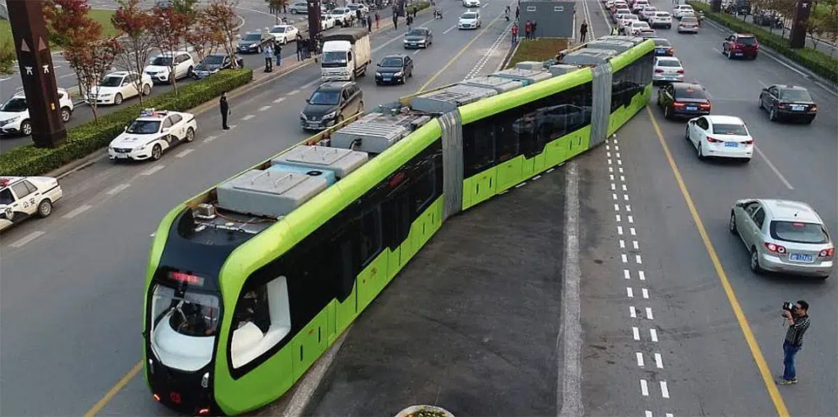 Bem-vindo ao futuro: China lança trem que não precisa de trilhos e parece flutuar pelas ruas! Tecnologia de trilho virtual leva a mobilidade urbana a outro nível