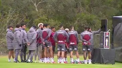 Zubeldía usa monitor para orientar jogadores do São Paulo em treino nos EUA