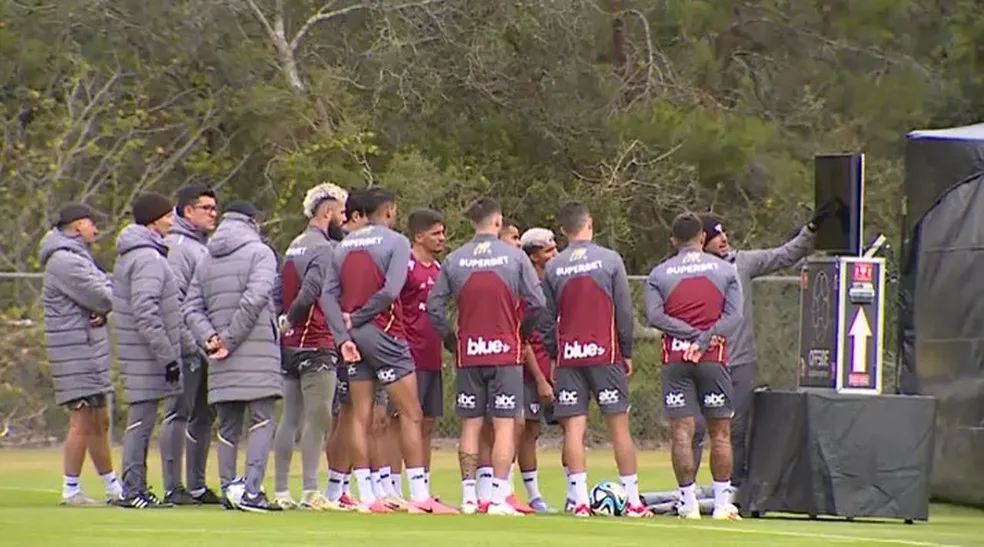 Zubeldía usa monitor para orientar jogadores do São Paulo nos EUA — Foto: Reprodução / Globo