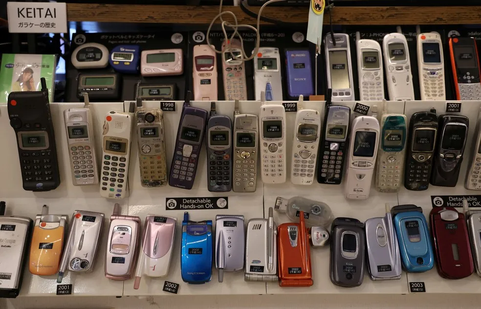 Modelos antigos de celulares são exibidos no Extinct Media Museum, em Tóquio, Japão, 11 de janeiro de 2025 — Foto: REUTERS/Irene Wang