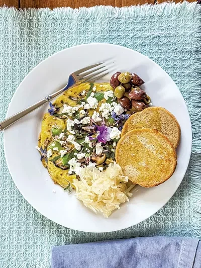 Omelette, kraut and a whole-grain English muffin - SUZANNE PODHAIZER