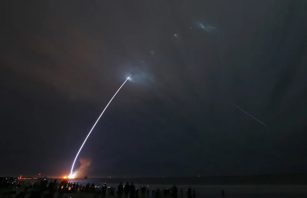 Foguete New Glenn da Blue Origin dispara para a órbita após ser lançado do Centro Espacial Kennedy — Foto: Gregg Newton / AFP