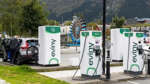 Uma estação de recarga de veículos elétricos na vila norueguesa de Eidfjord