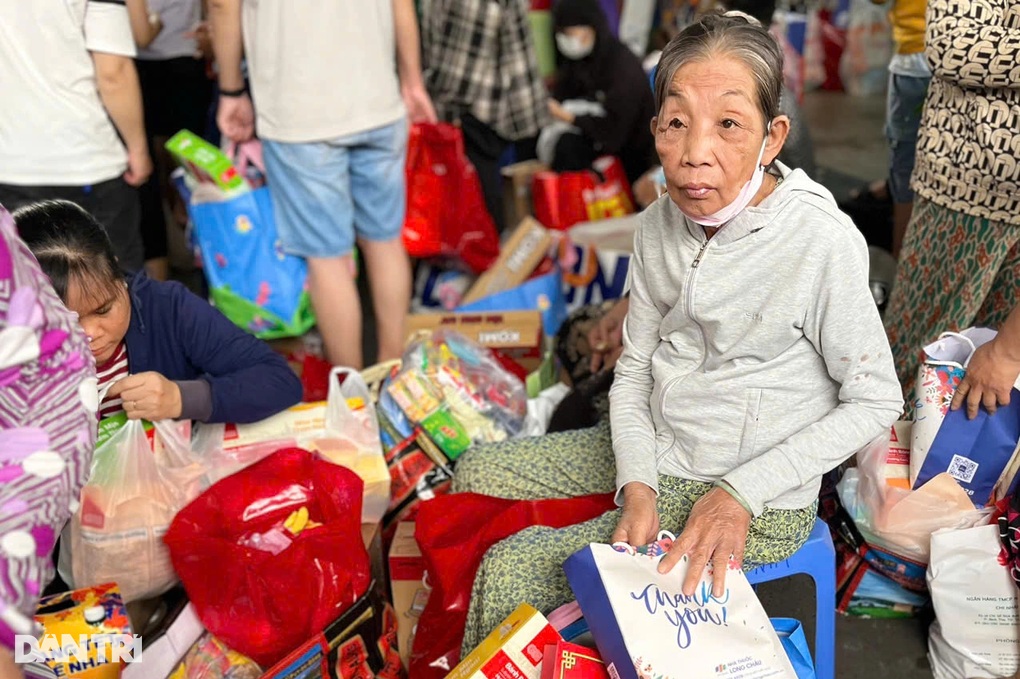 Bệnh nhân chạy thận, trẻ nhỏ vui xuân trong viện: “Năm nay đã đủ đồ ăn Tết”