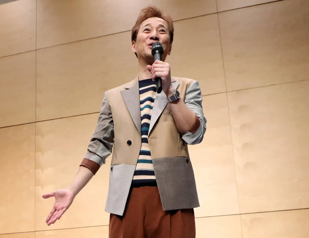 Masahiro Nakai at a press conference announcing his retirement.