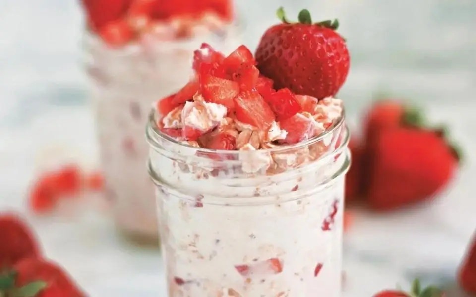 Strawberry shortcake overnight oats