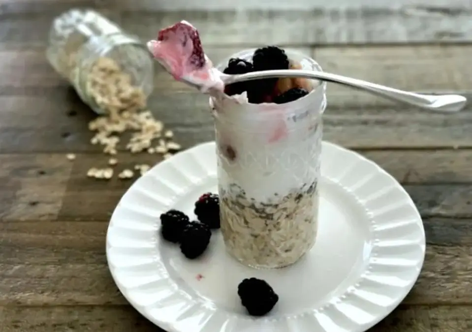 Overnight Oats and Greek Yogurt Parfait With Berries