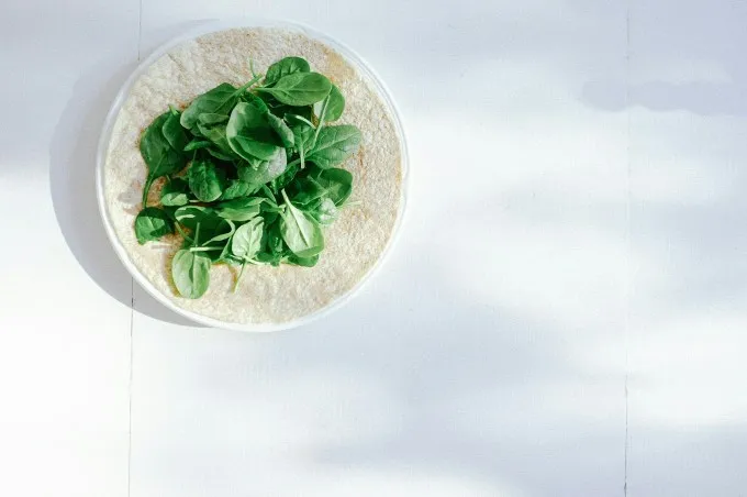 Spinach and a wrap. Illustration photo by Unsplash