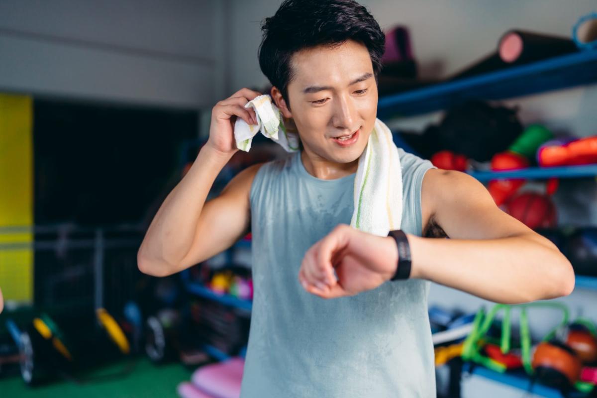 3 signs you have a toxic relationship with your fitness tracker, according to experts