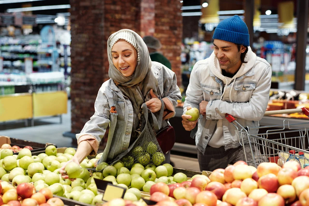 couple shopping for fruit