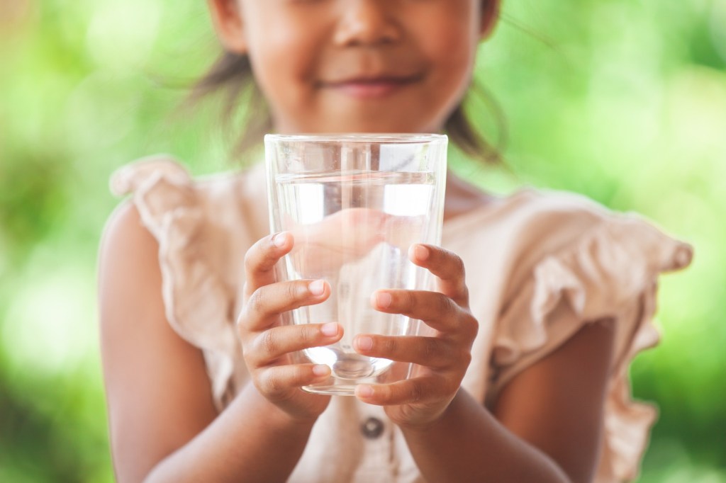 Why new nutrition guidelines for kids recommend water and milk, not other drinks