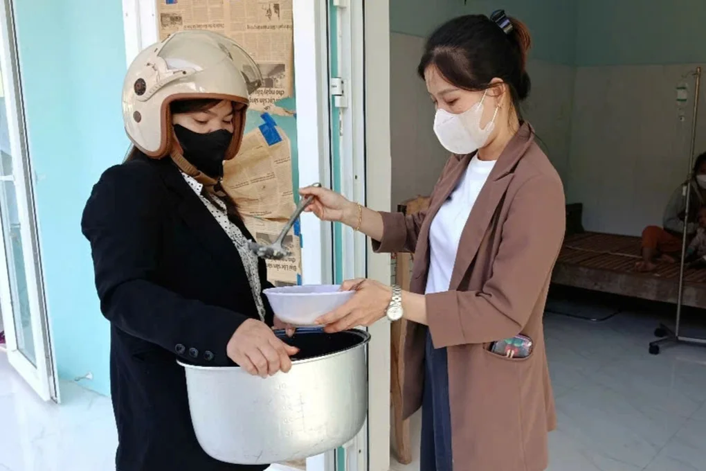 Cán bộ y tế băng rừng, vượt suối đi chống dịch sốt phát ban - 2 Cán bộ y tế băng rừng, vượt suối đi chống dịch sốt phát ban - 2