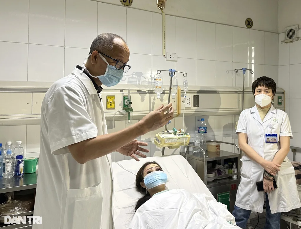 Nữ sinh 14 tuổi suýt mù; cô gái mắt lồi, mù vĩnh viễn vì tiêm filler - 4 Nữ sinh 14 tuổi suýt mù; cô gái mắt lồi, mù vĩnh viễn vì tiêm filler - 4