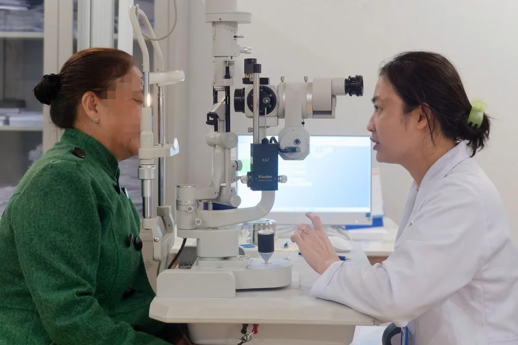 Người phụ nữ hoảng loạn vào viện, mù hoàn toàn sau tiếng nổ bụp trong mắt - 2 Người phụ nữ hoảng loạn vào viện, mù hoàn toàn sau tiếng nổ bụp trong mắt - 2