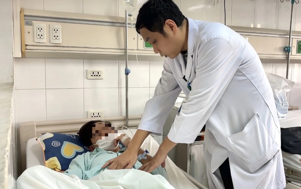 Đùa nghịch dùng vòi hơi xịt vào hậu môn, nam thanh niên vỡ đại tràng